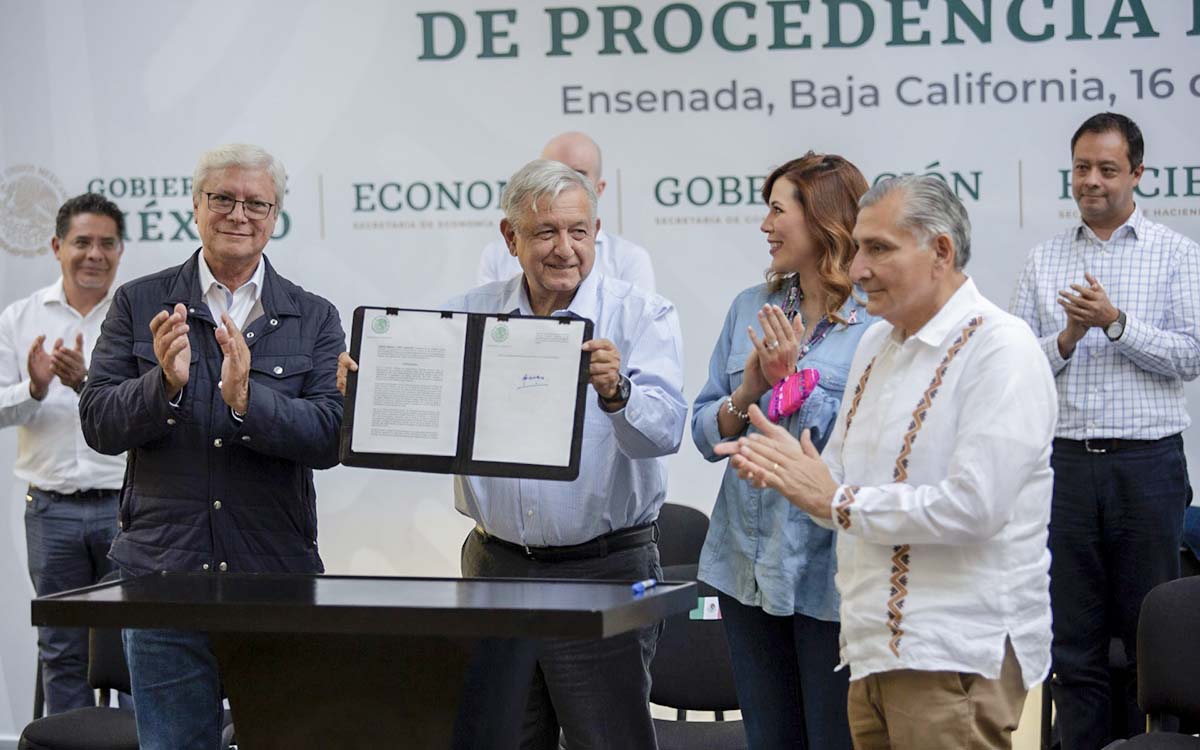 Firma López Obrador decreto para regularizar autos ‘chocolate’ EL